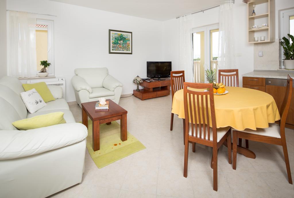 Apartments Leon Podstrana Pokoj fotografie